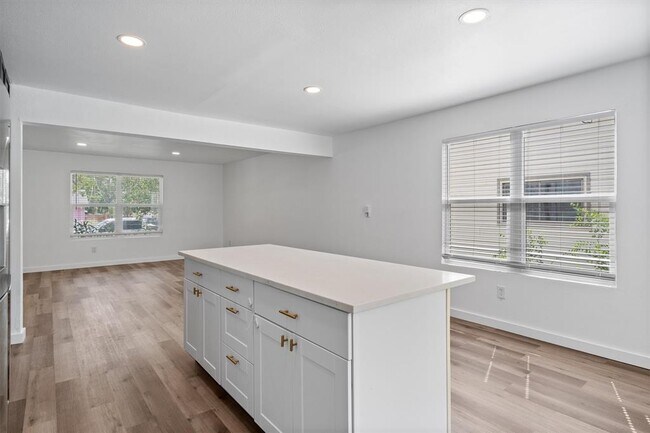 Building Photo - 3307 Oak Alley