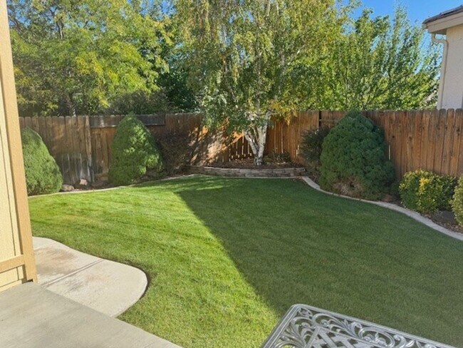Building Photo - Beautiful Three Bedroom in the Golf Cou...