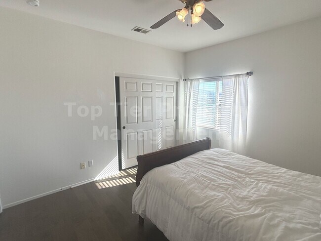 Building Photo - Beautiful 4 bed, 3 bath, 2,726 sqft House ...