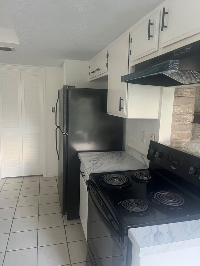 Building Photo - 7015 Maple Fox Dr