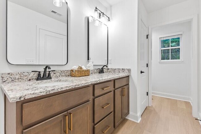 Building Photo - ONE-MONTH FREE RENT Move-Incentitive!!! 3b...