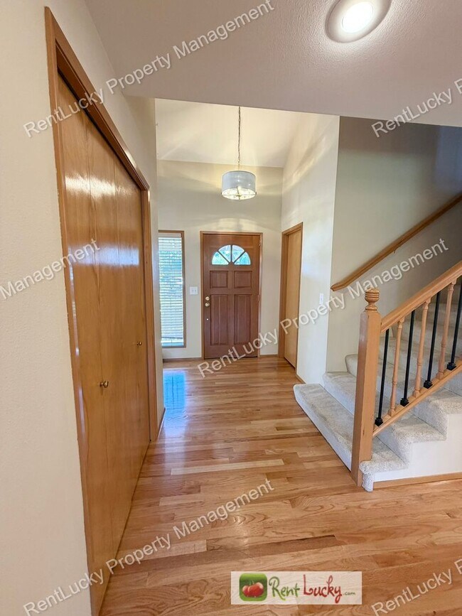 Building Photo - GORGEOUS 3 Bedroom Home in NE Tacoma! Spacious Yard, Beautiful Kitchen, and More!