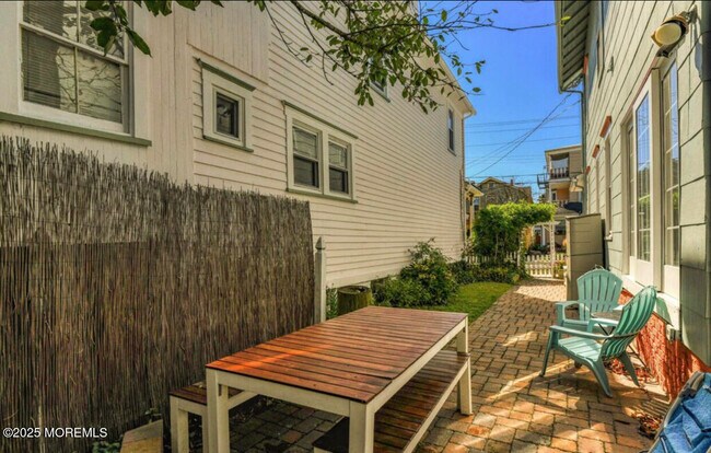 Building Photo - 121 Mt Hermon Way