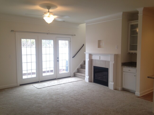 Building Photo - GORGEOUS 3 bed/2.5 bath Townhouse