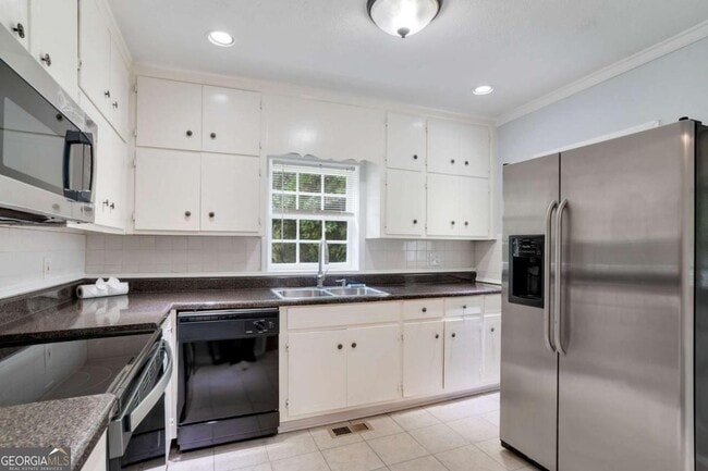 Building Photo - 2542 White Oak Dr