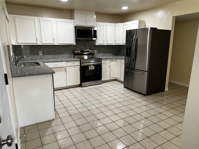 Building Photo - 5915 Trailview Dr