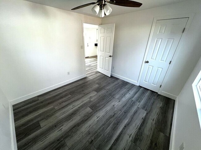 Building Photo - 2332 Cedar Ave