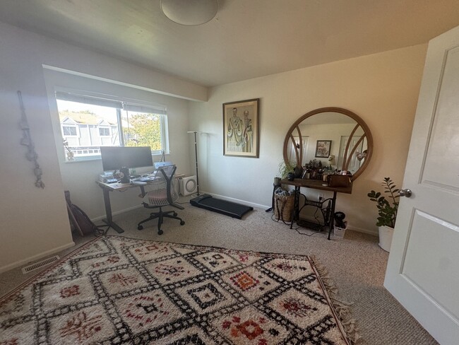 upstairs primary bedroom - 300 Southridge Pl