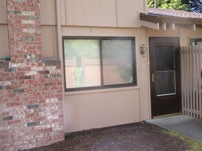 Building Photo - Steilacoom Gardens (HOA), 2 bedroom, 1 bath Townhome Style Condo. $300 off of the 1st full month ...