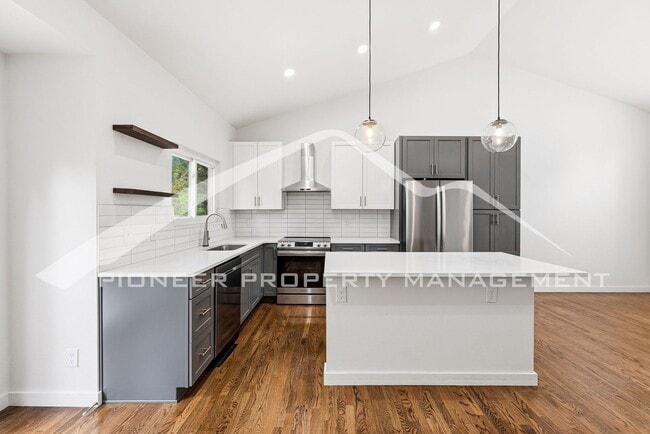 Building Photo - Spacious Home with Washer/Dryer and Central AC
