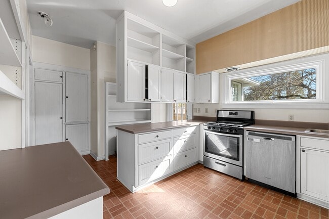 Building Photo - 2004 Hillcrest Rd