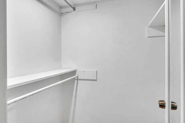 Building Photo - Great corner studio location in Belle Forest.