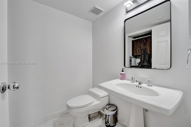 Building Photo - 3530 Mystic Pointe Dr