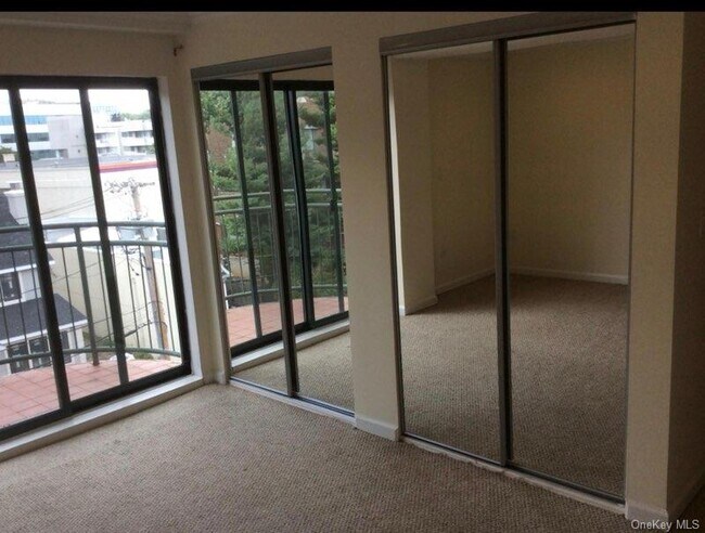 Building Photo - 4 Chelsea Pl