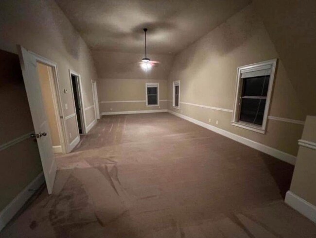 Building Photo - 656 Warwick Dr