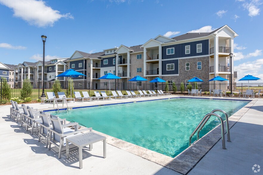 Primary Photo - The Summit at Heritage Apartments