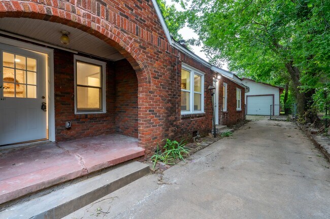 Building Photo - 345 S Zunis Ave