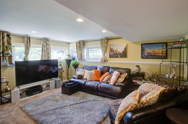 Building Photo - 501 Lincoln Ave