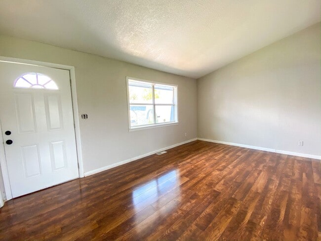 Building Photo - Spacious 3 Bedroom with Updated Kitchen - Vouchers Welcome