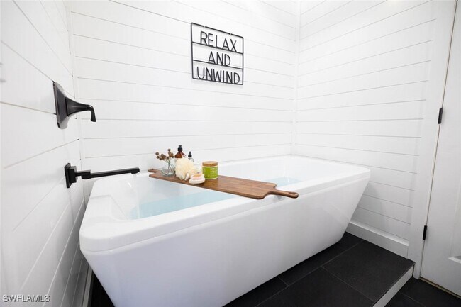 Building Photo - 207 SE 22nd St