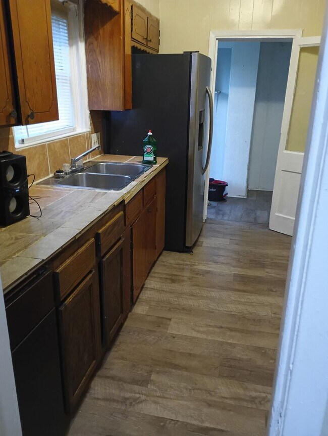 Building Photo - 2 Bed 1 Bath Home with Laundry Hookups