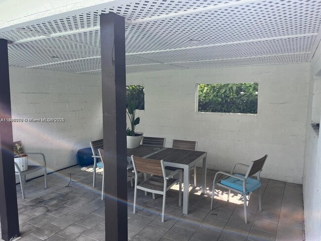 Building Photo - 920 SW 9th St