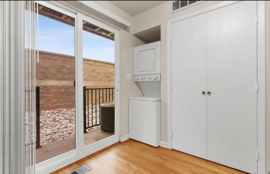 Building Photo - 61 S Sable Blvd