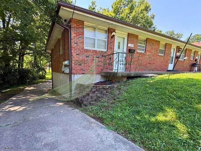 Building Photo - Charming 1 Bed, 1 Bath Triplex with Private Garage in Sugar Creek!