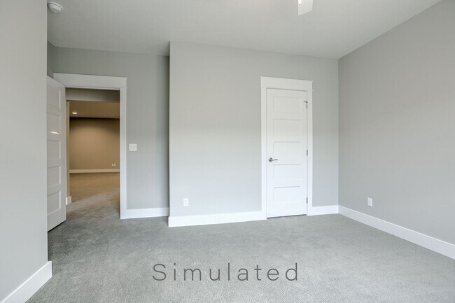 Building Photo - Luxury Townhome