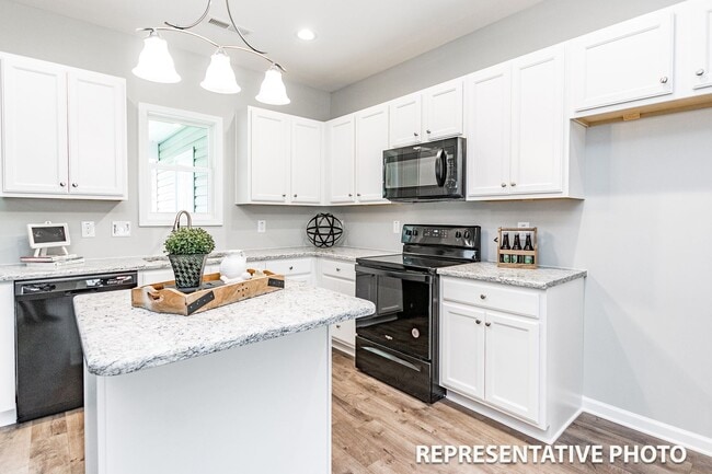 Building Photo - Move-In Special: Save $500 on Your First Month’s Rent -3 Bedroom Triplex in Smithfield!