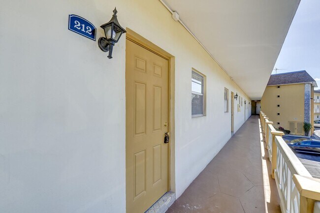Building Photo - 5111 W Oakland Park Blvd