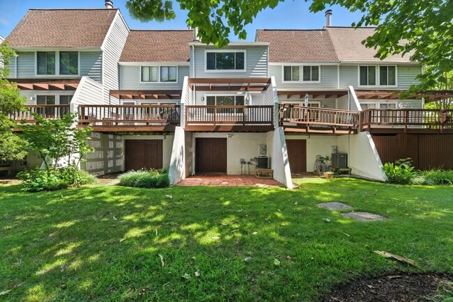 Building Photo - 233 Mill Point Dr