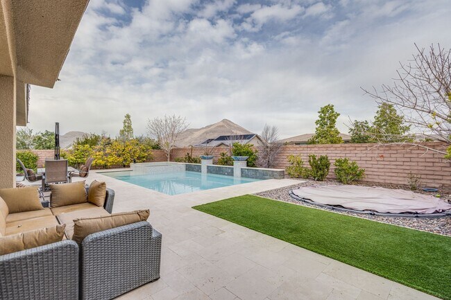 Building Photo - Stunning 5Bed/4.5 Bath home located in a prestigious guard gated community in Summerlin