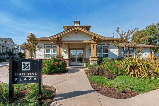 Building Photo - Exceptional 3 Bed 2.5 Bath Townhome in Mor...