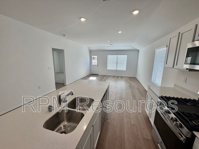 Building Photo - 10401 Little Blue Ln