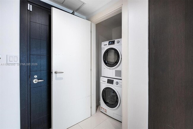 Building Photo - 200 Biscayne Blvd Way