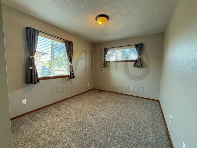 Building Photo - Spacious Eagle Ridge Home
