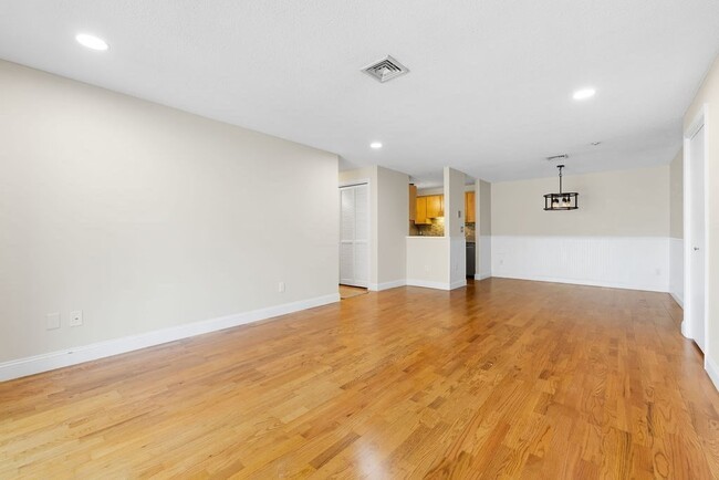 Building Photo - 15 Bower Rd