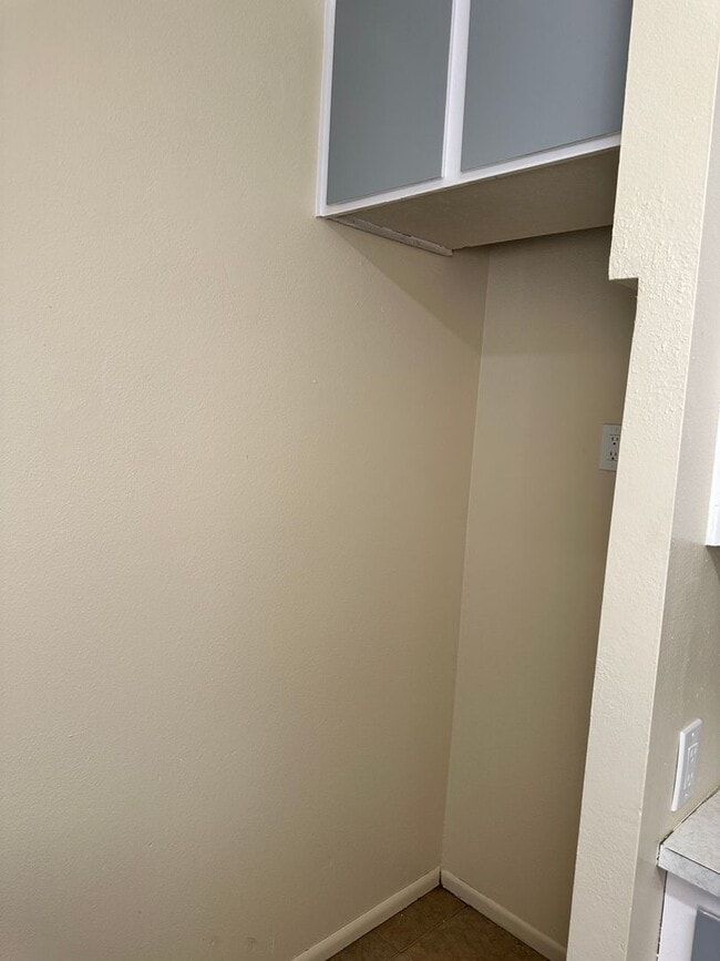 Building Photo - 4 bedroom Rental