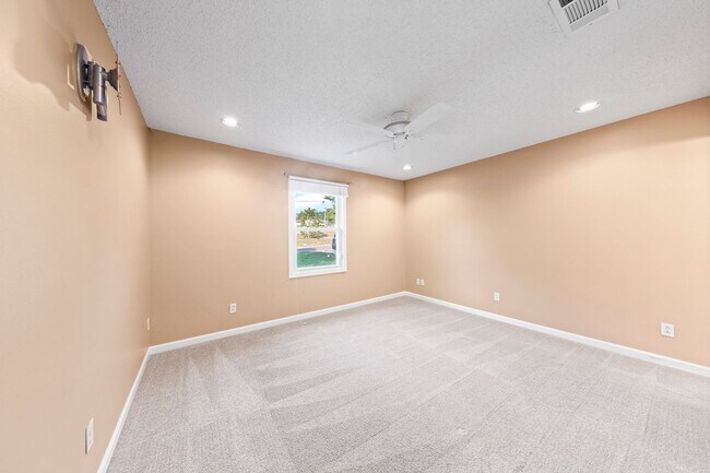 Building Photo - Pet Friendly!  Ideal location to Eglin AFB!!