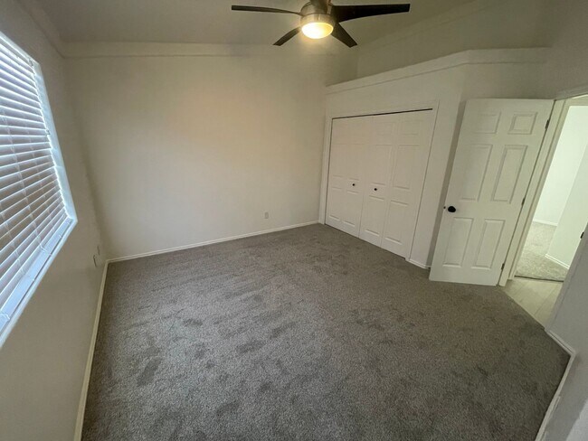 Building Photo - Fresh remodel in quiet neighborhood!  Comm...