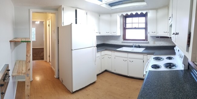 Building Photo - 1 bedroom, 1 bathroom duplex in Ashton wit...