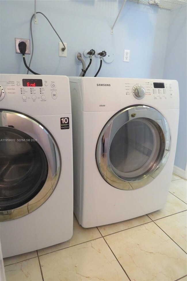 Building Photo - 741 SE 2nd St