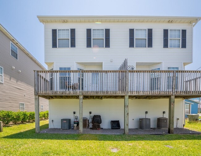 Building Photo - SHORT TERM ONLY Happy As A Clam Duplex