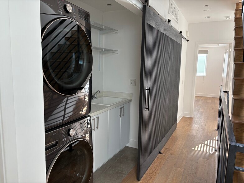 Building Photo - 857 1/2 Hyperion Ave