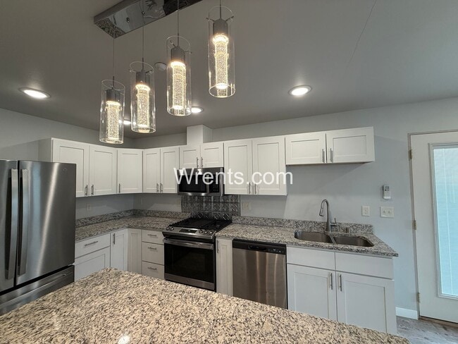 Building Photo - Half Off First Months Rent in Davenport!