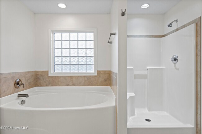 Building Photo - 207 Riverstone Ct