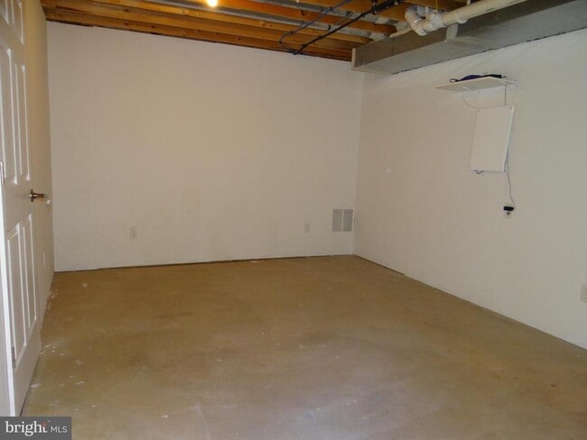 Building Photo - 400 Larose Dr