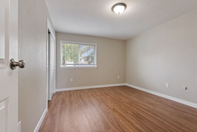 Building Photo - Spacious 5-bed, 2.5-bath home available in SE Portland