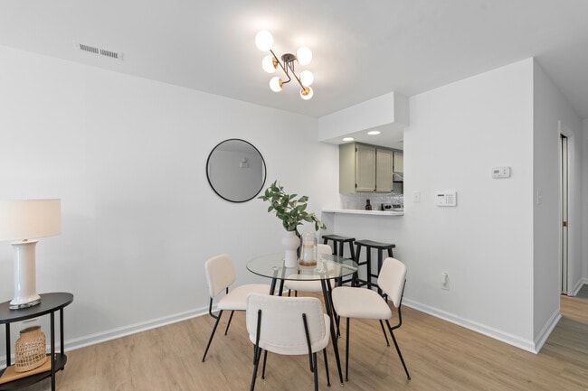 Building Photo - 9231 Kings Canyon Dr